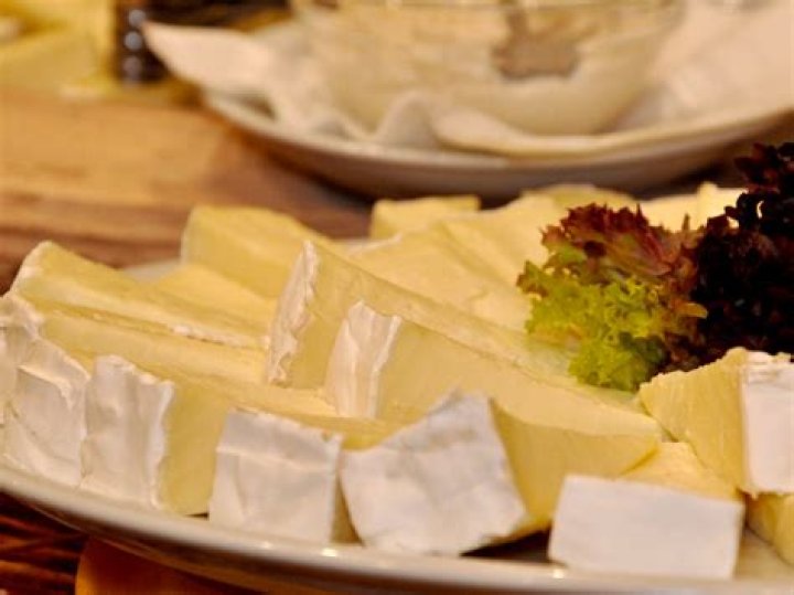 what does brie cheese taste like
