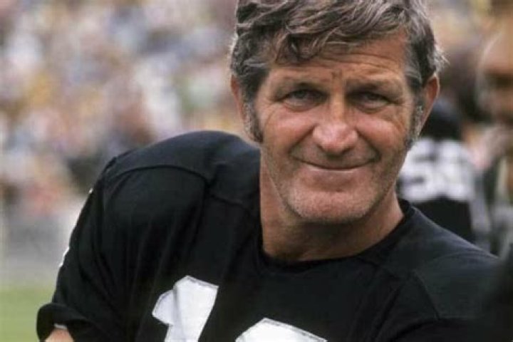 who’s the oldest quarterback in the nfl